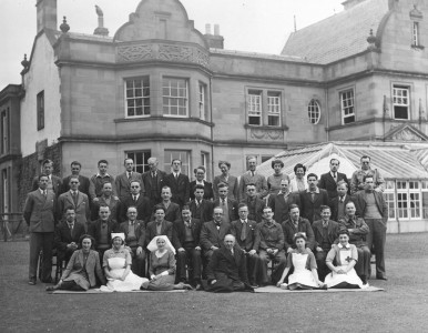 Veterans and staff outside Linburn House
