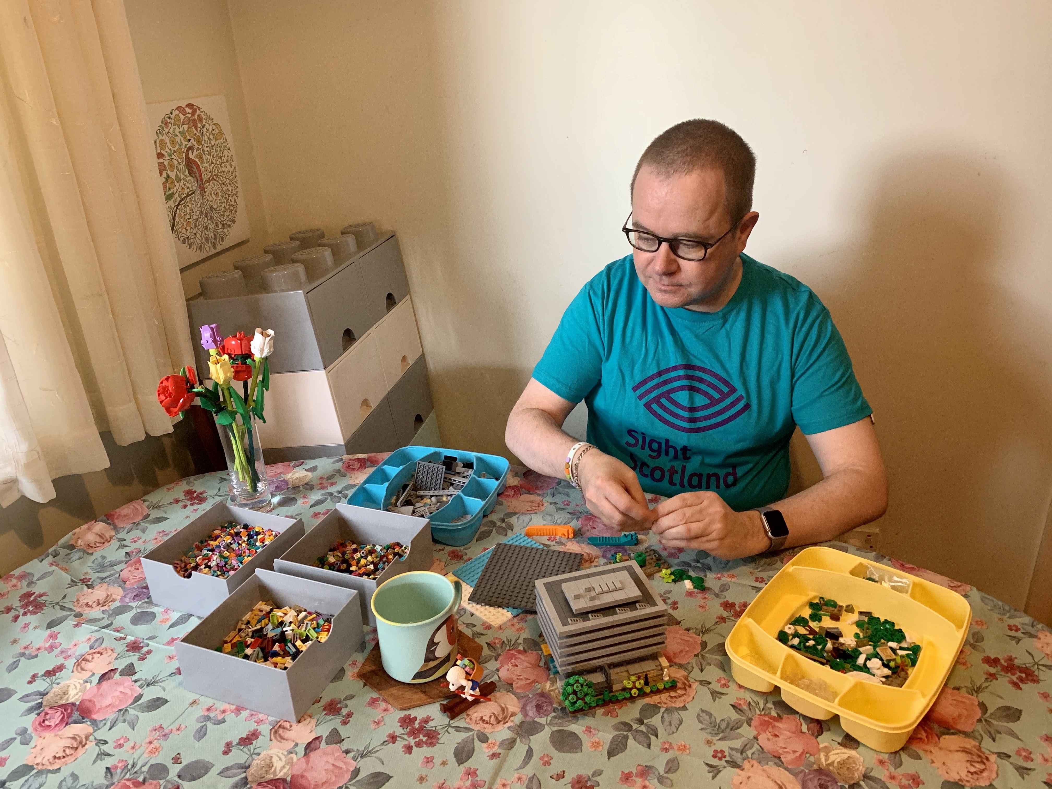 Fundraiser Stewart Lamb Cromar Lego Sight for Sight challenge 2 Fundraiser Stewart Lamb Cromar wears Lego t-shirt and builds with Lego