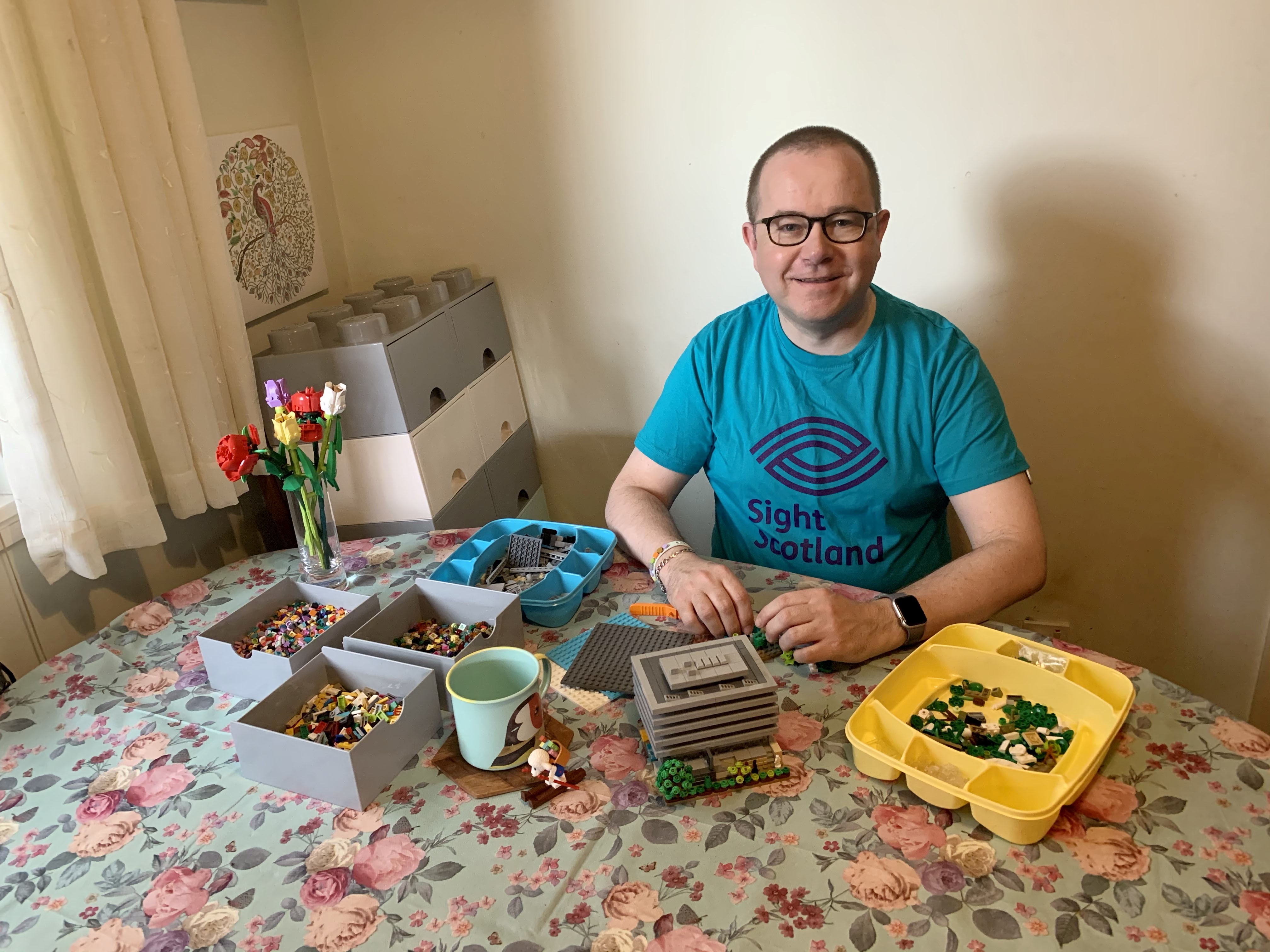Fundraiser Stewart Lamb Cromar Lego Sight for Sight challenge 3 Fundraiser Stewart Lamb Cromar wears Lego t-shirt and builds with Lego