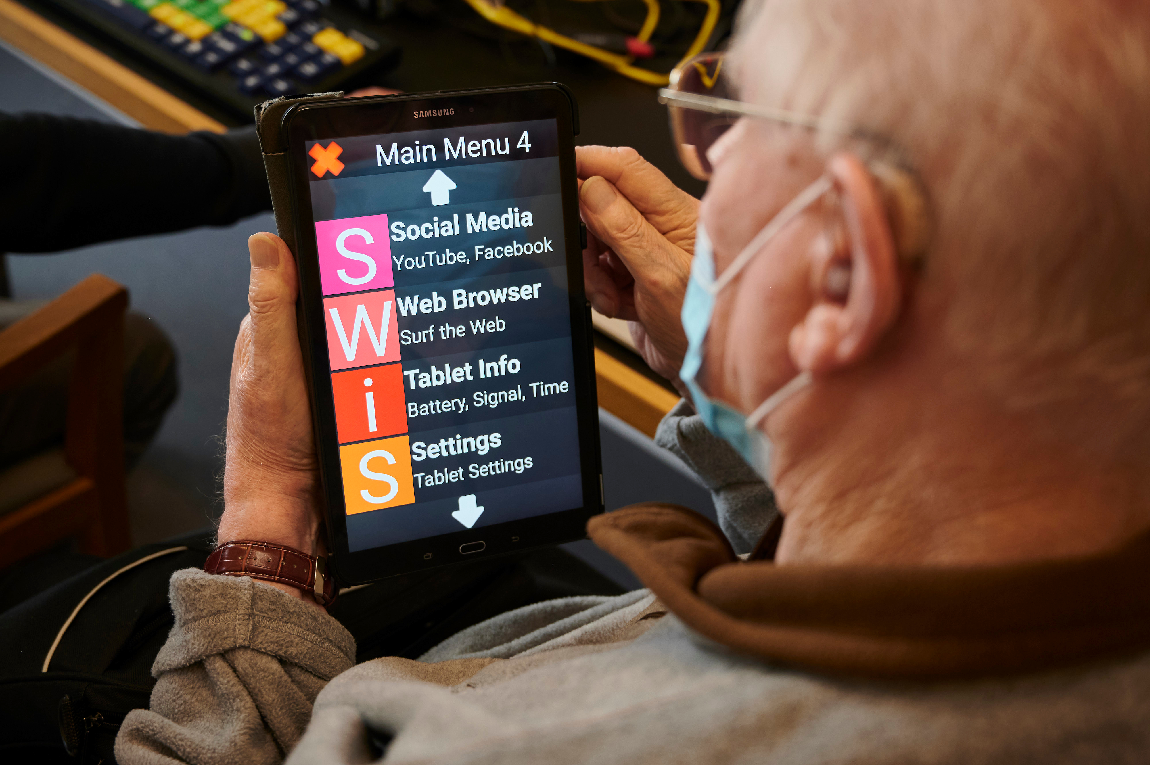 Veteran using large text tablet