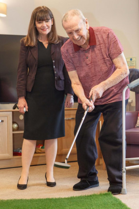 The Minister observing a resident's putting skills